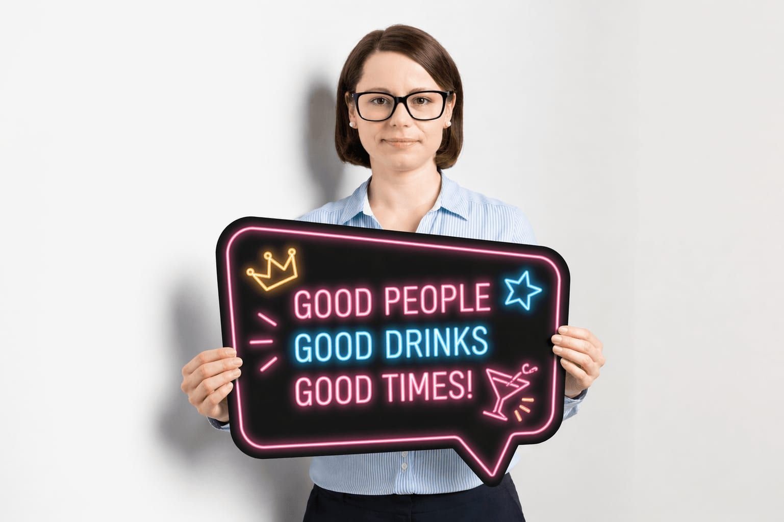 Gast hält ein Requisitenschild in Sprechblasenform: Good People, Good Drinks, Good Times