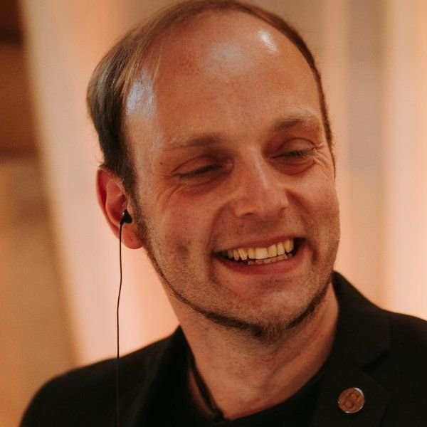 Sascha Juranek lacht, im schwarzen Sakko